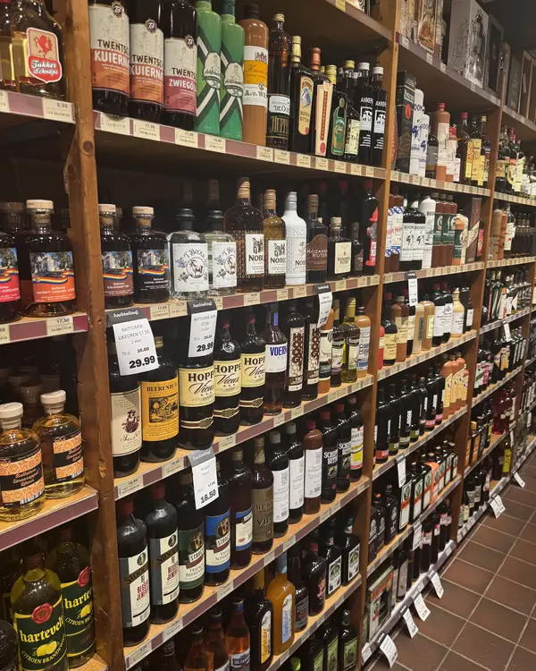Het vieuxschap in de winkel aan de Brink in Bathmen