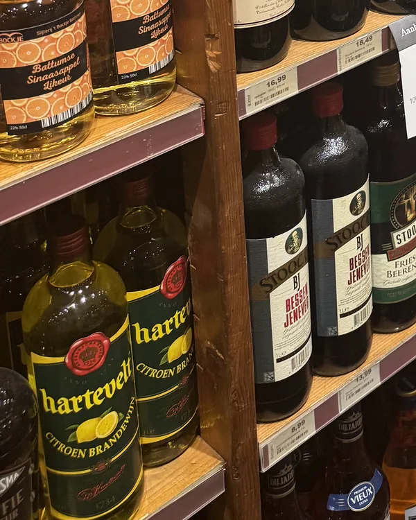 Het schap met vruchtendranken in de winkel aan de Brink in Bathmen